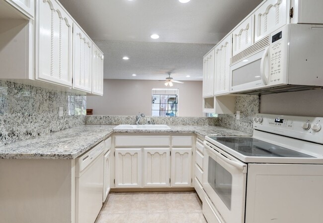 Building Photo - Cute 2 Bedroom Duplex in Great Morgan Hill...