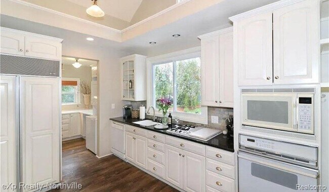 Building Photo - 212 S Pontiac Trail