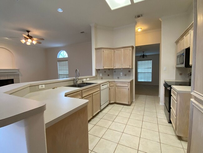 Building Photo - AFFORDABLE ISLAND LIVING!