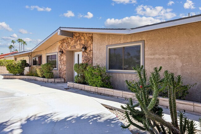 Building Photo - 3 Bed / 2 Bath Home with Bonus Room, Pool ...