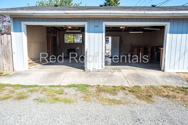 Building Photo - 702 S 51st St