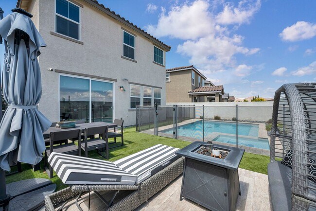 Building Photo - Spacious 5-Bedroom Home with Loft, Pool & Mountain Views