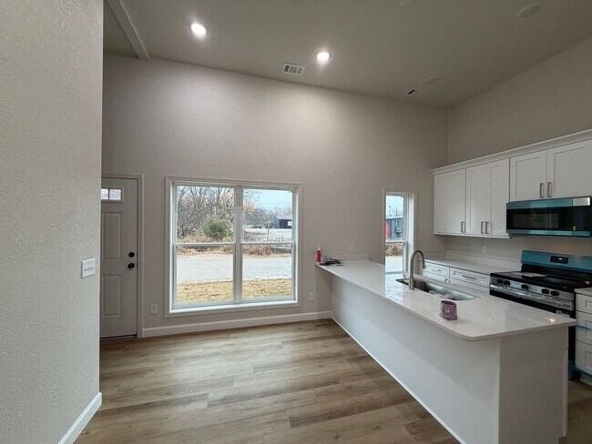 Building Photo - 325 Houghton St