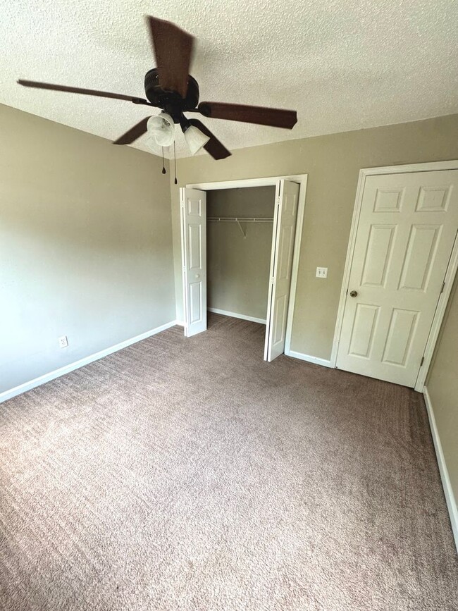Building Photo - 336 Candlebrook Dr