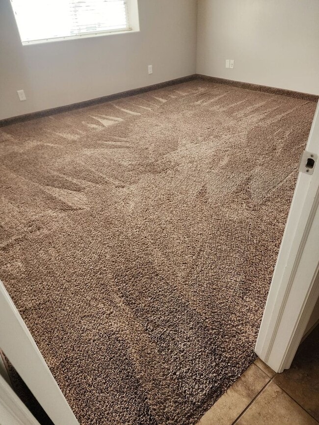 Building Photo - Charming Townhome