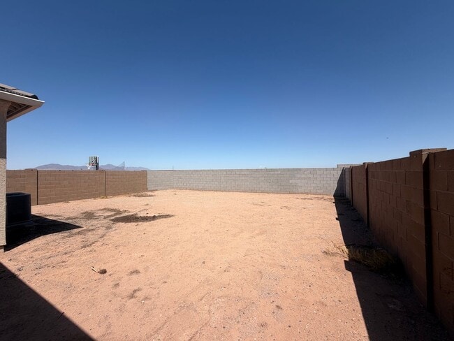 Building Photo - 40946 W Hillman Dr