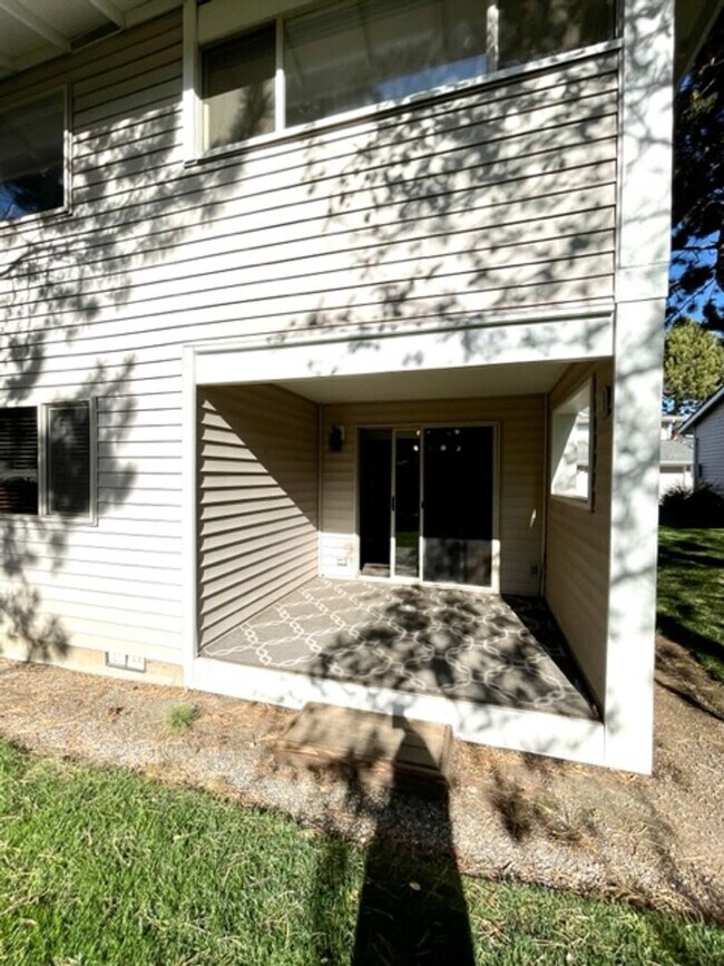 Building Photo - Water/Sewer/Garbage and landscaping included! A/C too!