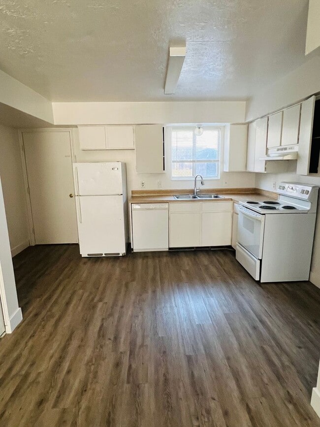 Building Photo - Beautifully remodeled town home for rent w...