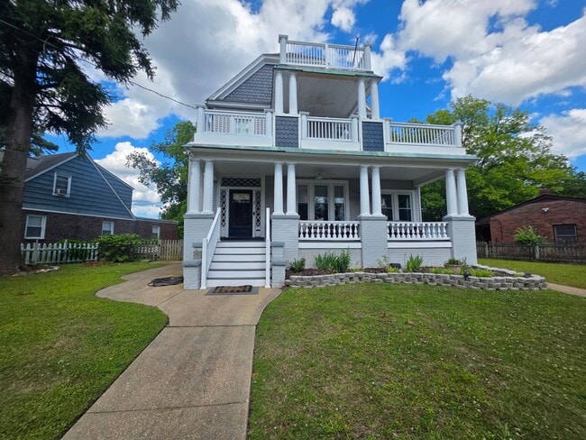 Primary Photo - Charming 2-Bedroom Apartment with River Views