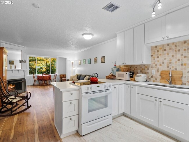 Building Photo - Bright & Inviting 2-Bed, 1.5-Bath with Modern Touches and Private Upstairs Retreat