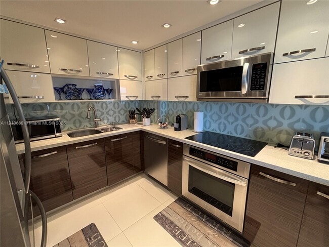 Building Photo - 9511 Collins Ave