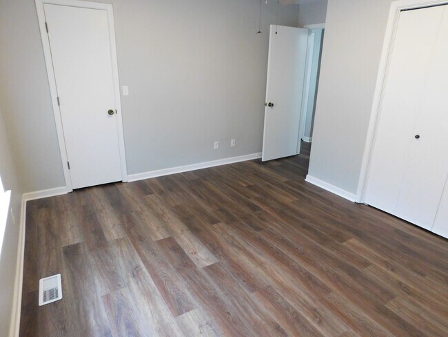 Building Photo - 2 Bed 1.5 Bath Condo