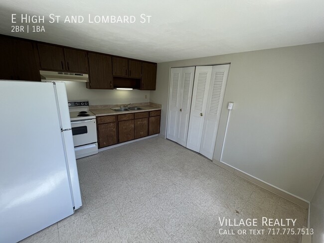 Building Photo - Huge 2-Bed apartment with washer/dryer hoo...