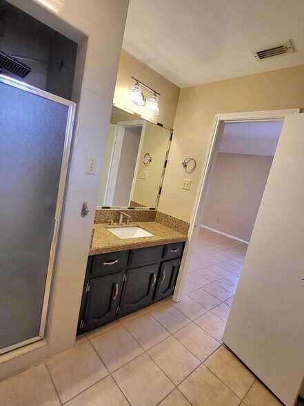 Building Photo - 2401 S Jackson Rd