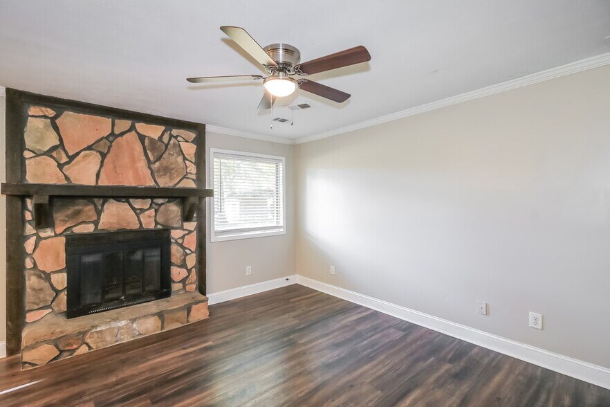 Building Photo - 9346 Woodknoll Way