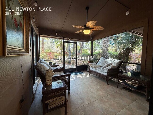 Building Photo - 411 Newton Pl