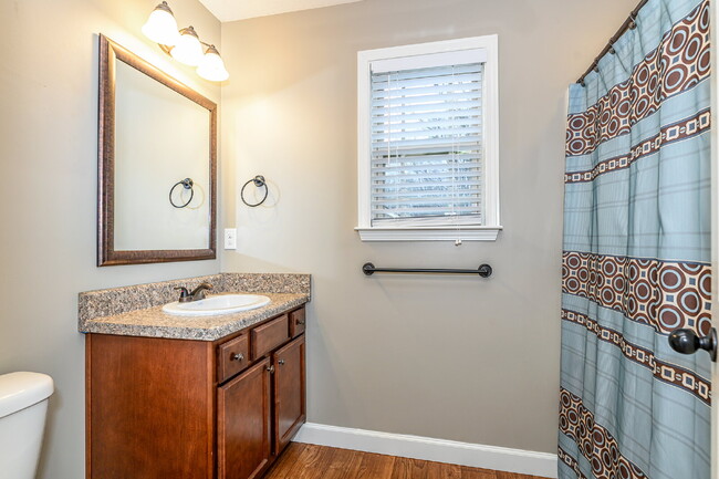 Building Photo - Charming 3-bed, 2-bath, 2017-construction ...
