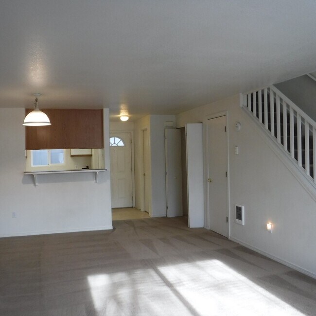 Building Photo - 2 Bed/2.5 Bath Unit in SW Redmond Fourplex