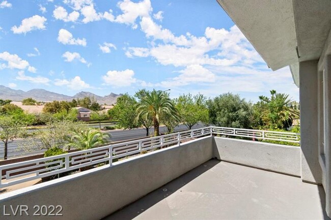 Building Photo - Recently remodeled 5 BEDROOMs/4 bathrooms,...