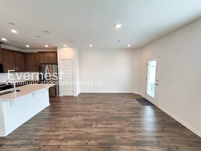 Building Photo - 3 Bed/2.5 Bath Townhome with Garage / Pet-Friendly / Available Now!