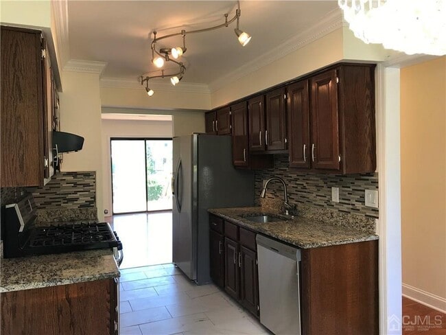 Building Photo - 10 Dogwood Dr