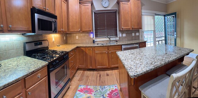 Building Photo - 4 BED/2 BATH PRIVATE DECATUR ESTATE FOR LE...
