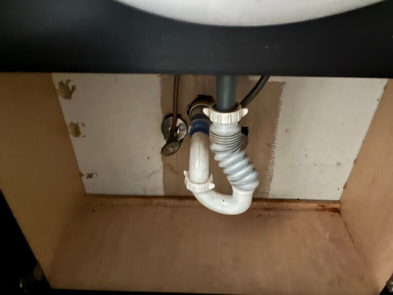 Building Photo - Room in House on Feather Dr