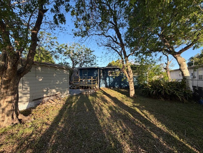 Building Photo - THREE BEDROOM TWO BATH TWO CAR GARAGE
