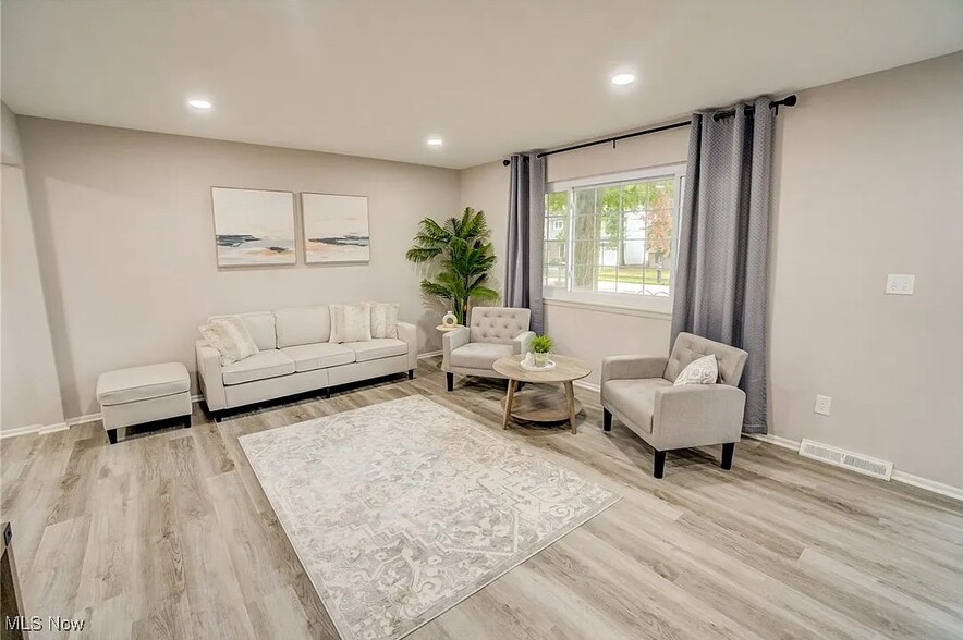 Building Photo - 38109 Poplar Dr