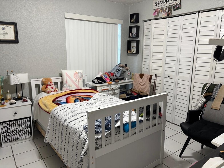 Building Photo - 10834 N Kendall Dr