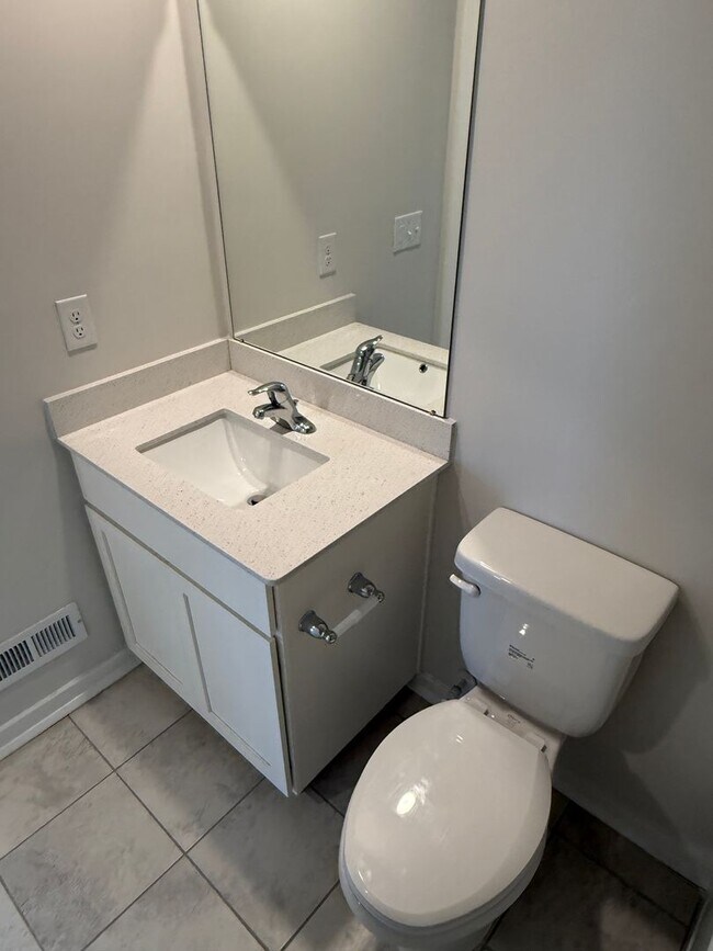 Building Photo - THREE BEDROOM/ END OF ROW TOWNHOME in Southern Lehigh Schools