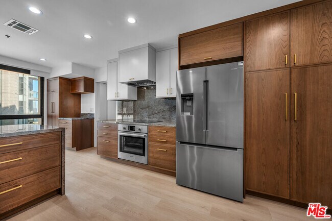 Building Photo - 10790 Wilshire Blvd