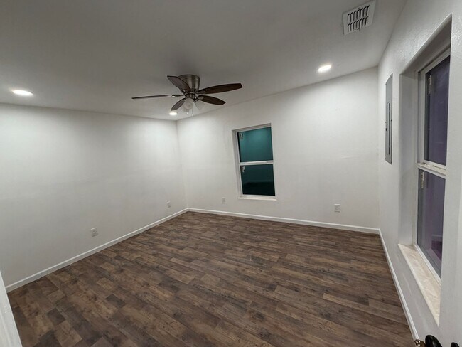 Building Photo - 715 N Kelly Ave