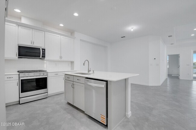 Building Photo - 215 Summertime Pl