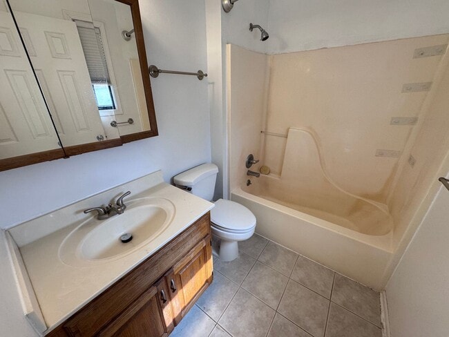 Building Photo - 5 Bedrooms!