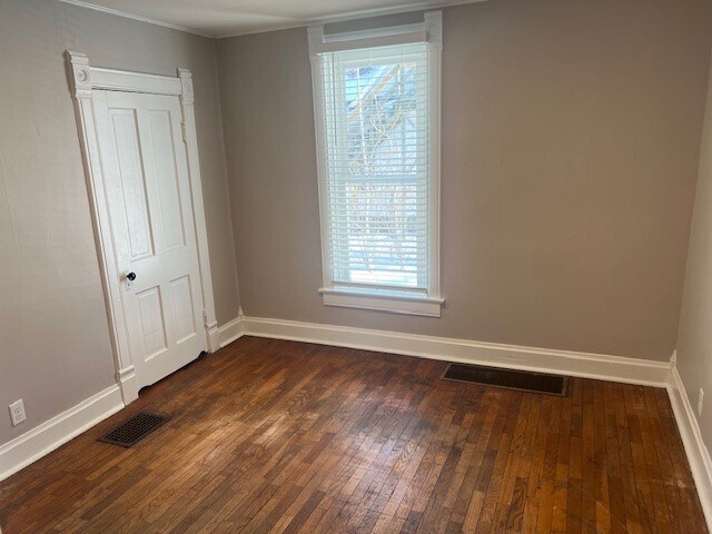 Building Photo - 402 E Elm St