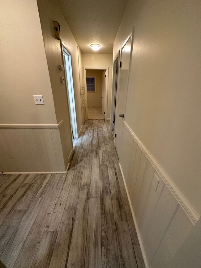 Building Photo - 1106 La Paloma St