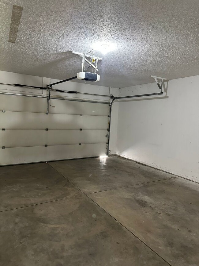 Building Photo - Great Location! Completely remodeled 3 bedroom 2 full bathroom home available now in battlefield!!
