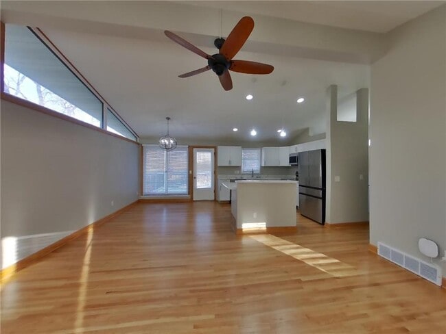 Building Photo - 1475 Valley Dr