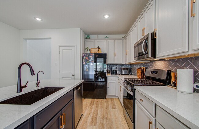 Building Photo - 4722 Crest Hill Dr