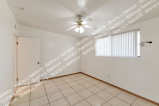 Building Photo - 803 E Holaway Dr