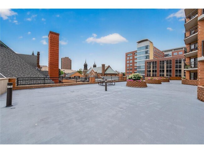 Building Photo - 78 10th St E