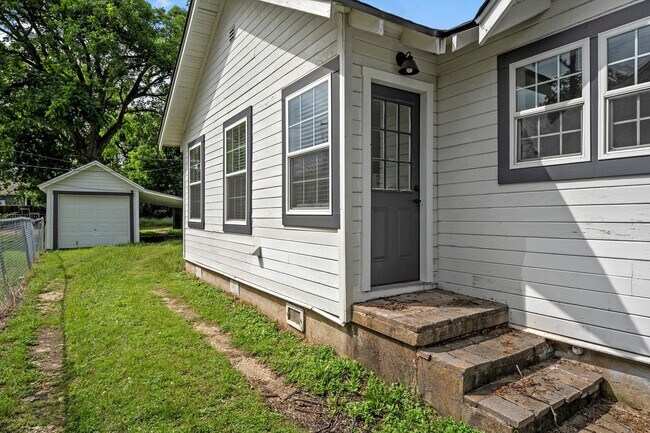 Building Photo - Beautifully Updated 2/2 Cottage - Available now!