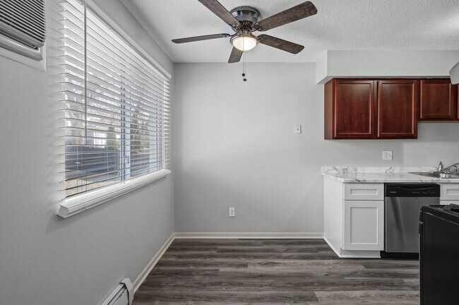 Building Photo - Rosco Apts-2720