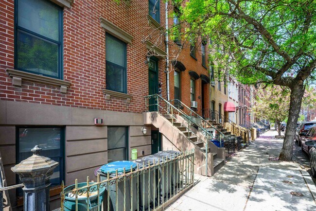 Building Photo - 912 Park Ave