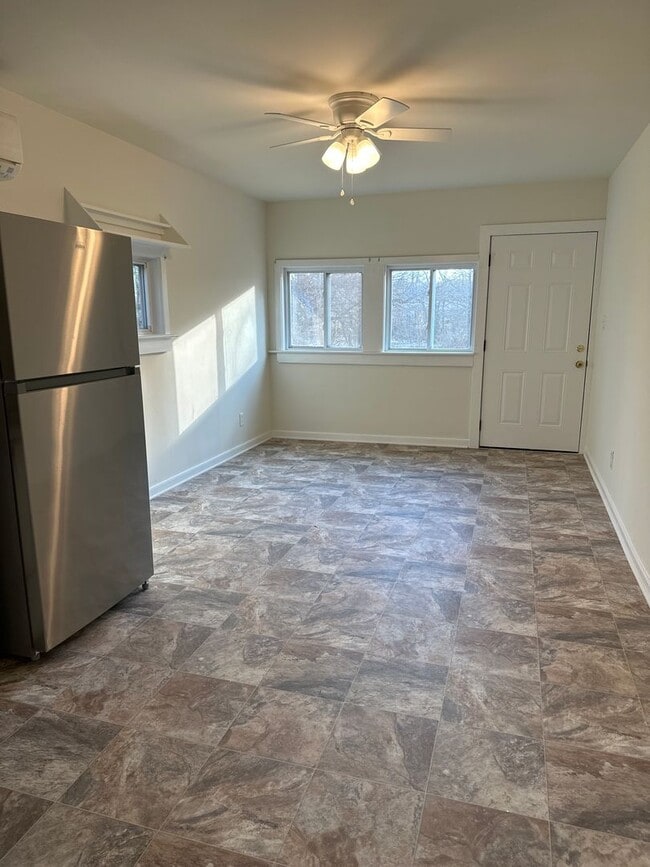 Building Photo - 2 Bedroom 1 Bath cottage with Lake View!