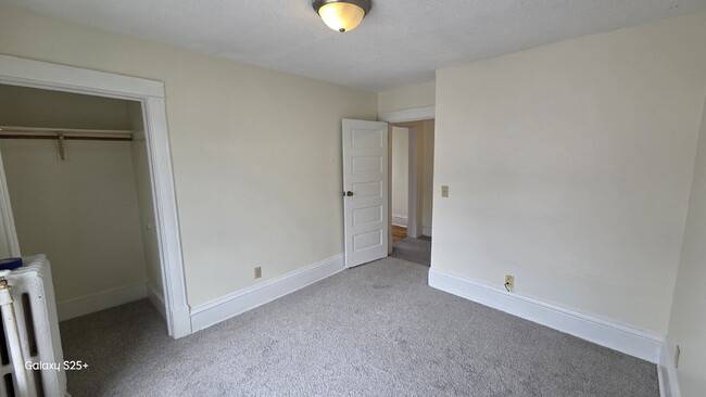 Building Photo - 6 Bed 2 bath FRESH PAINT - Single Family H...
