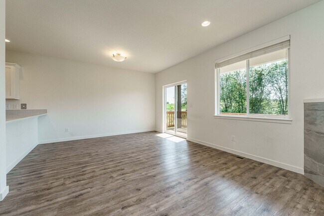 Building Photo - Light, Bright & Move-In Ready – 3BR Gem in Prime Ridgefield Location!  (Pet Friendly)