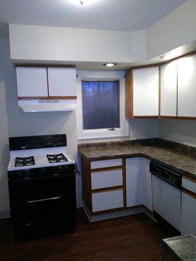 Building Photo - Fenced Yard. 2 bed home