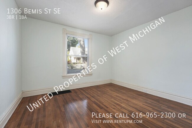 Building Photo - Available Now | 3 Bedroom 1 Bath Lower Lev...